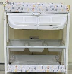 Baby bathtub and changing table. 0