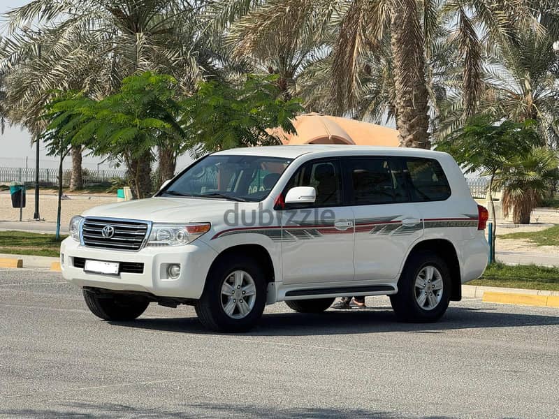 Toyota Land Cruiser G 2013 white 1