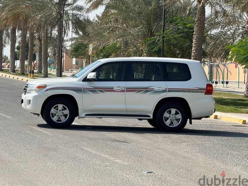 Toyota Land Cruiser G 2013 white 2