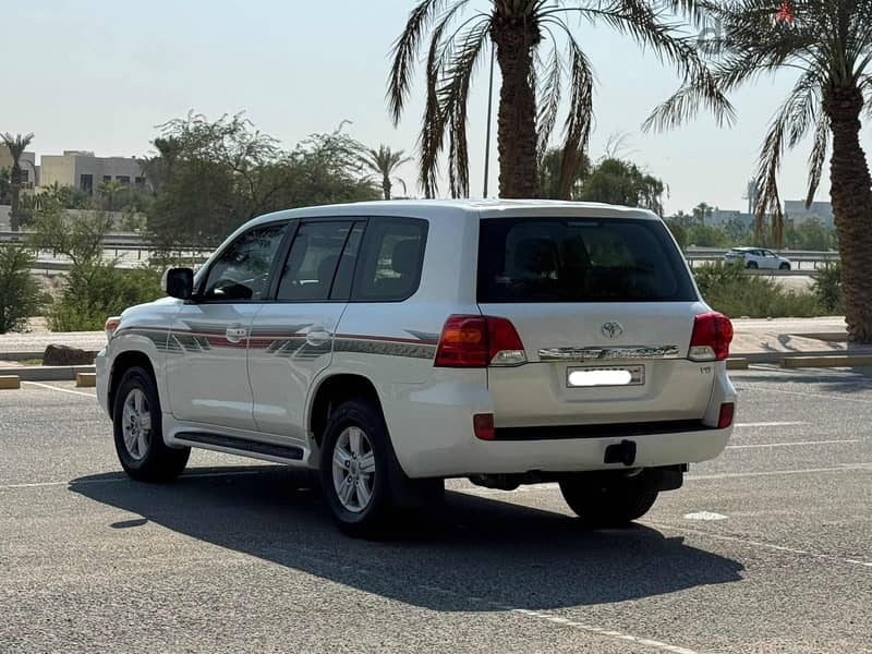 Toyota Land Cruiser G 2013 white 5