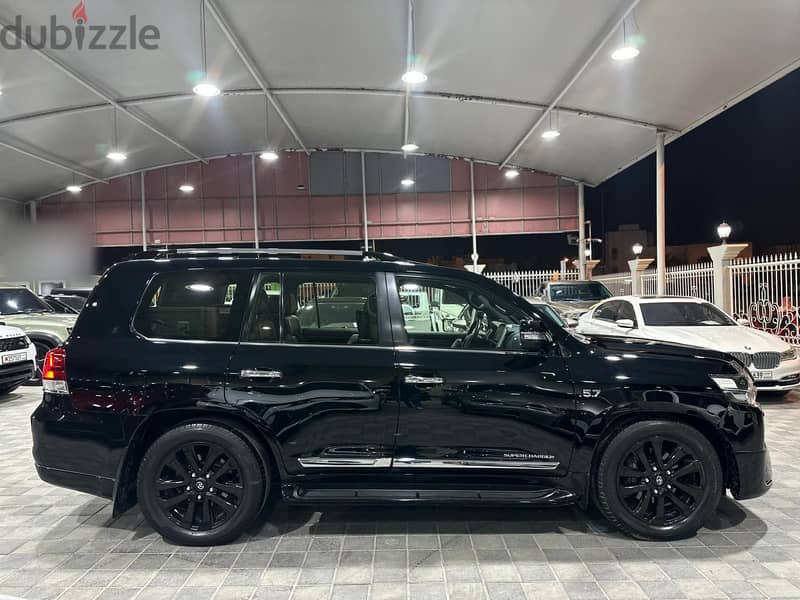 Toyota Land Cruiser 2017 VXS BLACK EDITION 14