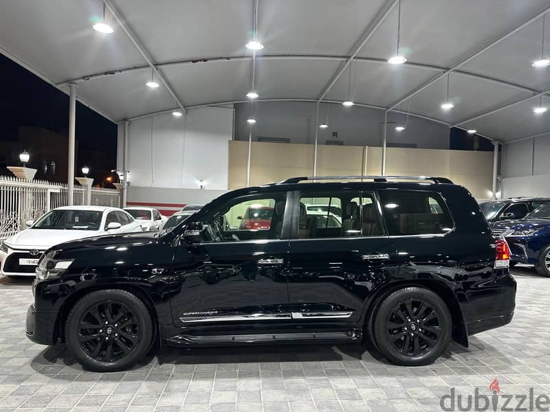 Toyota Land Cruiser 2017 VXS BLACK EDITION 15