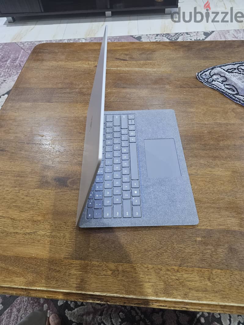 Microsoft Surface laptop core i7 16GB 512GB SSD 4