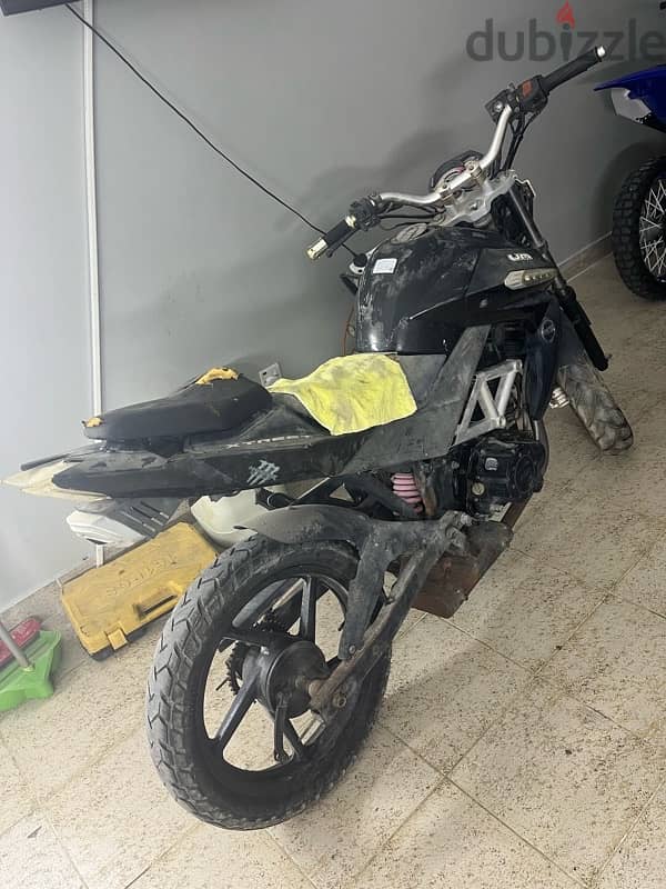 للبيع دراجه um 250 cc 1