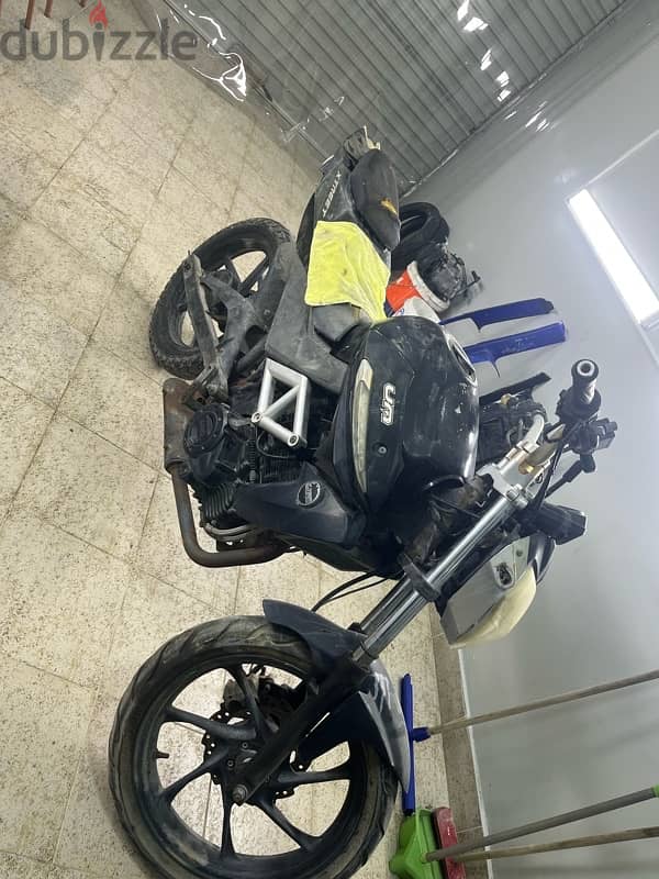 للبيع دراجه um 250 cc 2