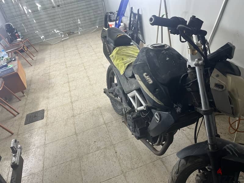 للبيع دراجه um 250 cc 3