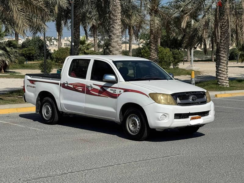 Toyota Hilux 2010 white 0