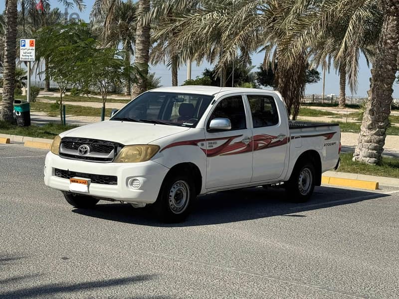 Toyota Hilux 2010 white 1