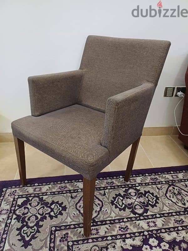 Chair in good condition 8 BD pickup juffair  call WhatsApp 3343 5424 0