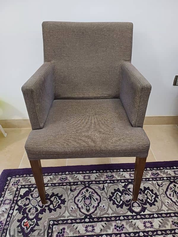 Chair in good condition 8 BD pickup juffair  call WhatsApp 3343 5424 1