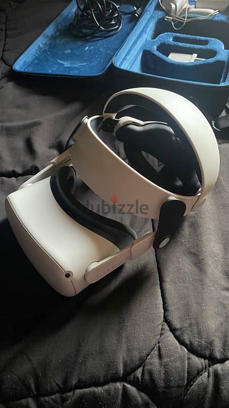 Meta Quest 2 256GB. With Bag and custom headset 2