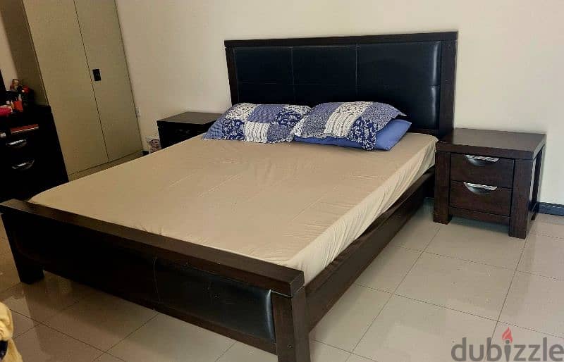 King size Bed with side tables 0