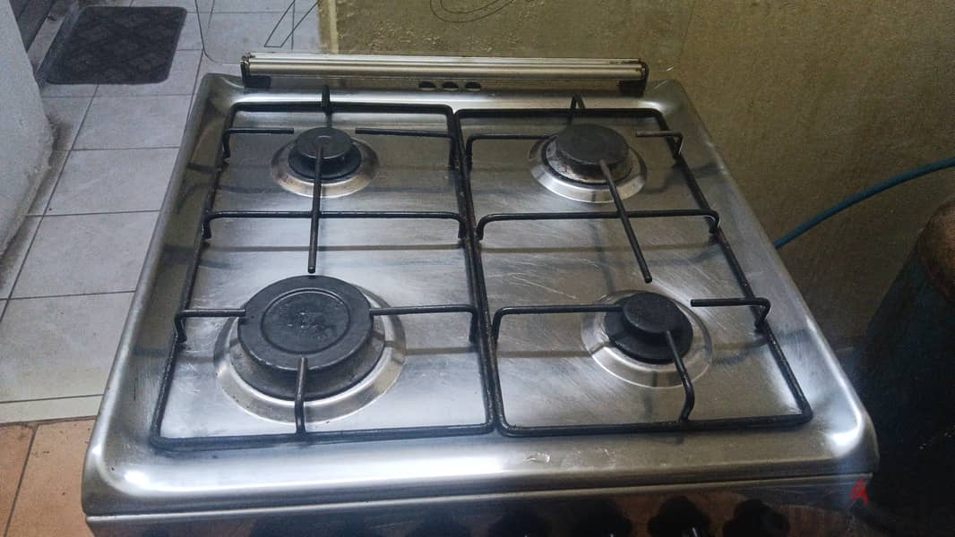 Four burner cooking range with cylinder 5