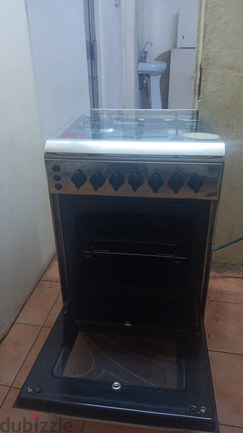 Four burner cooking range (oven) with cylinder 4