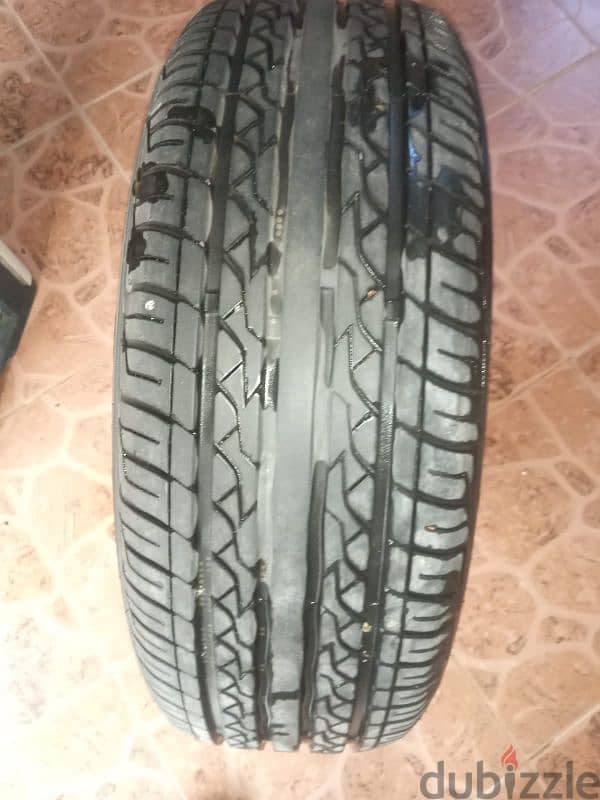 يوجد عدد تاير واحد مقاس 216/60R/16 بحالة ممتازة ونظيف سعر ٥دينار 2