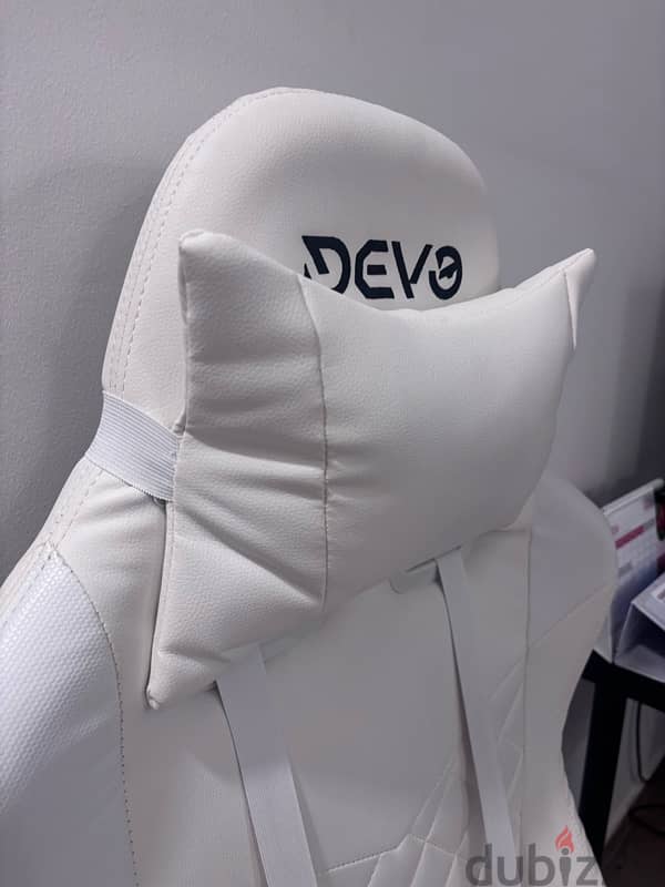 white devo gaming chair 3