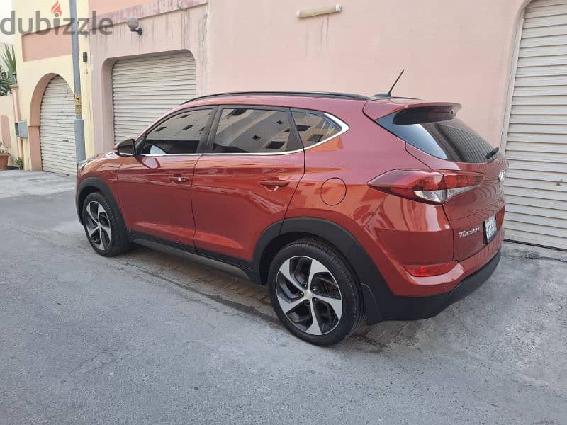 Hyundai Tucson 2016/2017 second owner full options panoramic sunroof 7