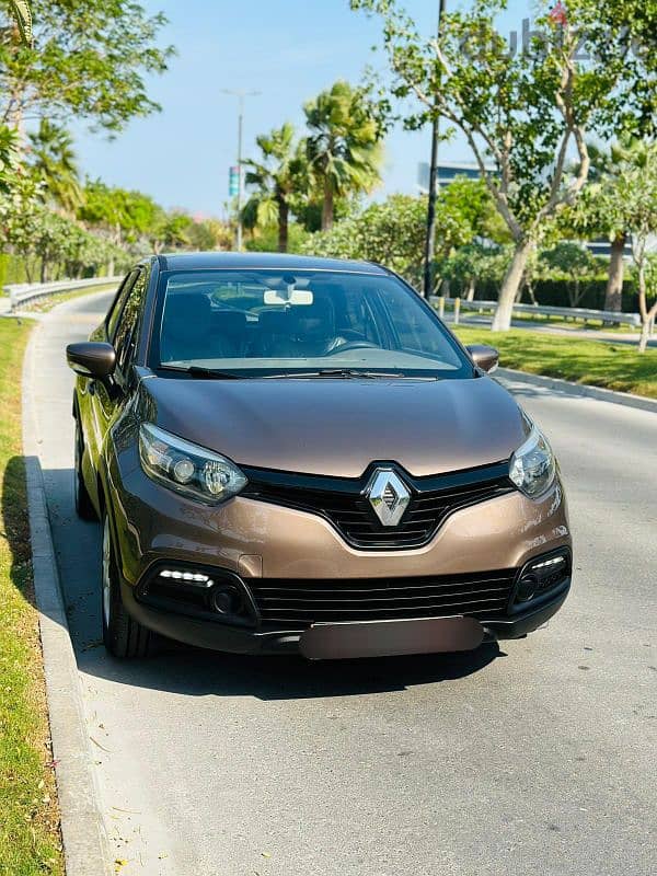 Renault Captur Compact SUV. Year-2016 Hatchback 1