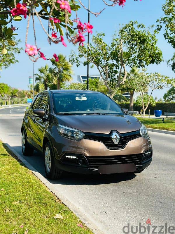 Renault Captur Compact SUV. Year-2016 Hatchback 2