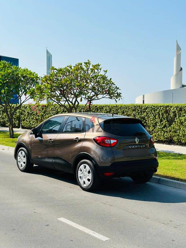 Renault Captur Compact SUV. Year-2016 Hatchback 7