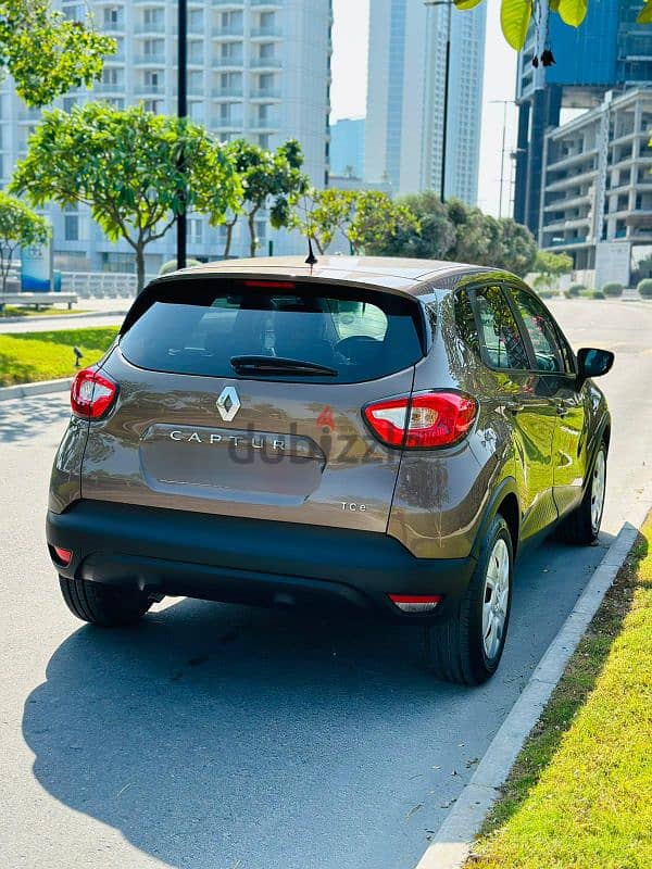 Renault Captur Compact SUV. Year-2016 Hatchback 8