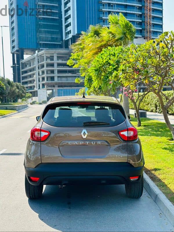 Renault Captur Compact SUV. Year-2016 Hatchback 9