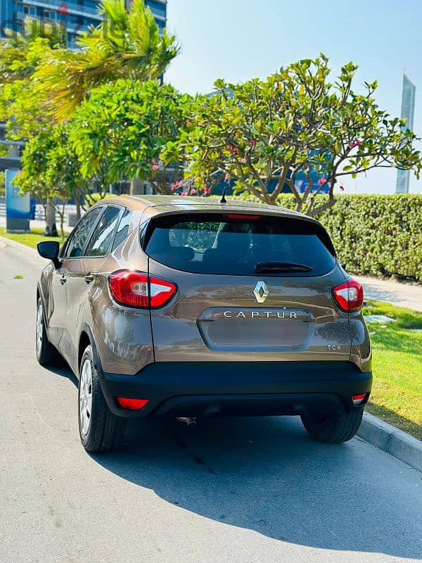 Renault Captur Compact SUV. Year-2016 Hatchback 10