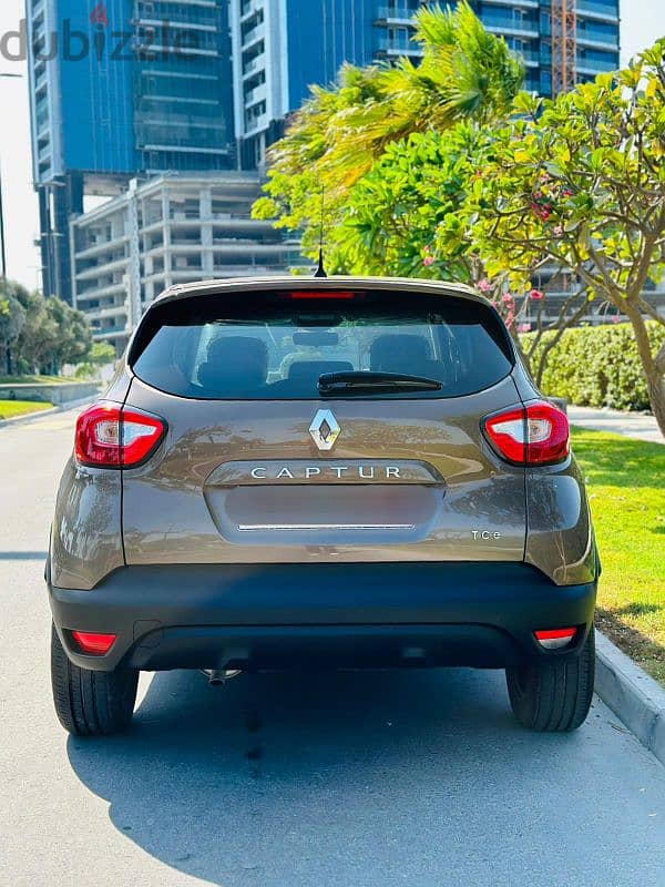 Renault Captur Compact SUV. Year-2016 Hatchback 11