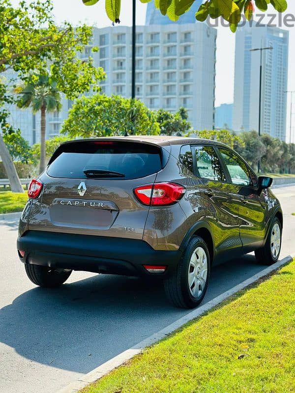 Renault Captur Compact SUV. Year-2016 Hatchback 12