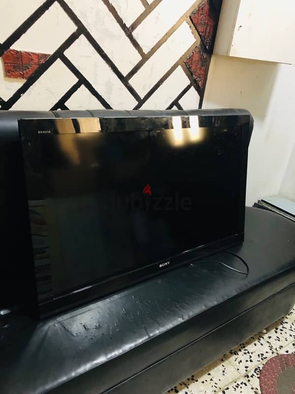 TV LCD (39”) with Stand 0