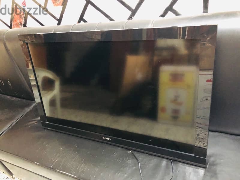 TV LCD (39”) with Stand 1