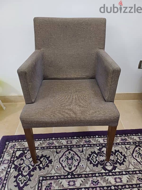 chair in good condition only one  8 BD pickup juffair  call W 1