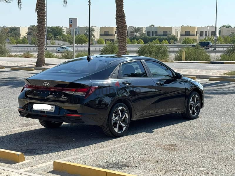 Hyundai Elantra 2022 black 5