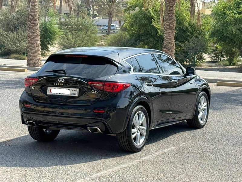 Infiniti Q30 2017 black 6