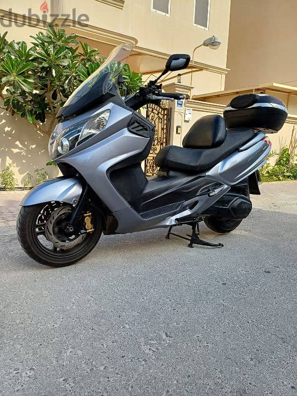 S. Y. M scooter  400CC 2