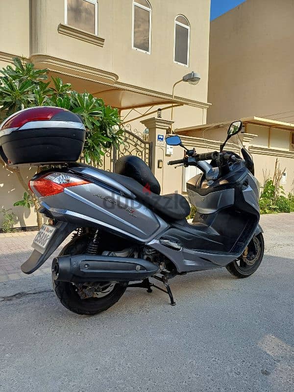 S. Y. M scooter  400CC 3