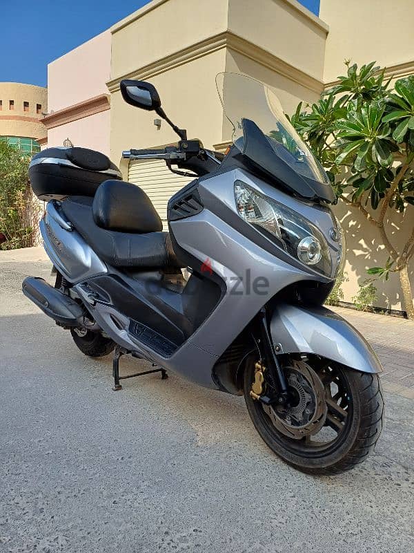 S. Y. M scooter  400CC 4