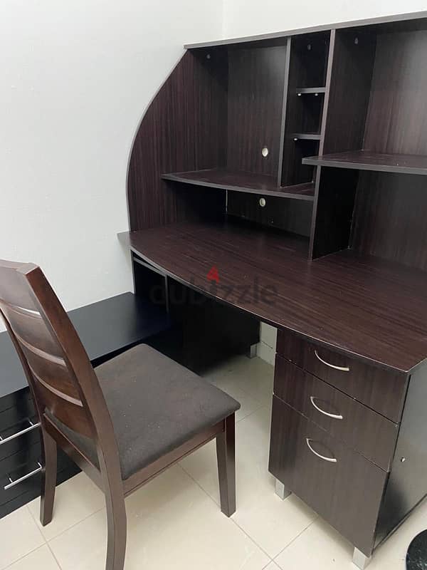 study table with chair طاولة للدراسة مع كرسي 0