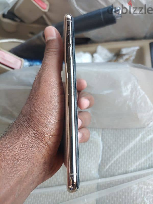 xs max in excellent condition, 64 GB, without scratches or damage. 1