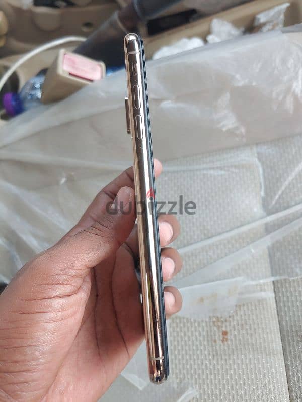 xs max in excellent condition, 64 GB, without scratches or damage. 2