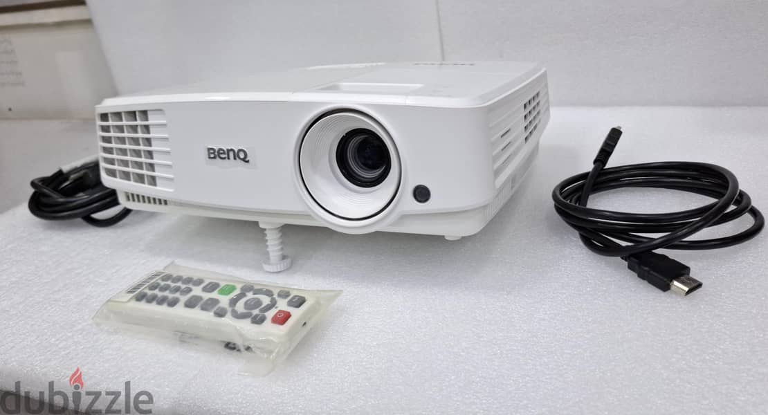 BENQ DLP 3D Projector Full HD with Remote & Cables Good Working 59/-BD 1