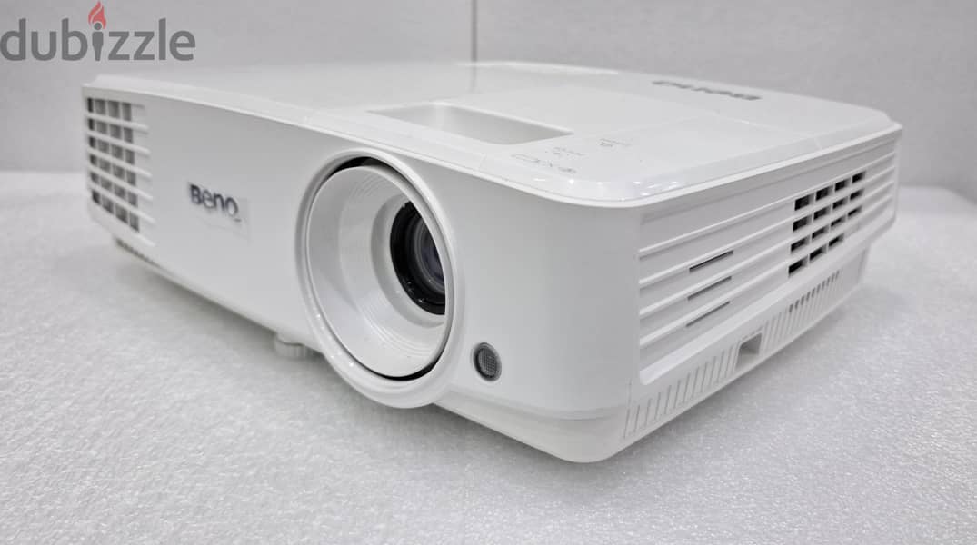 BENQ DLP 3D Projector Full HD with Remote & Cables Good Working 59/-BD 6