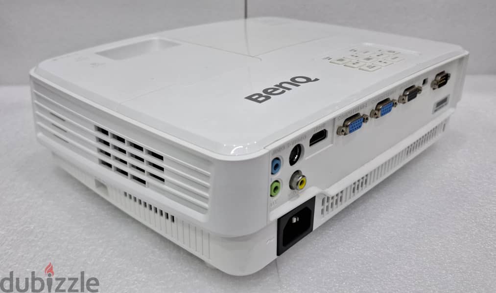 BENQ DLP 3D Projector Full HD with Remote & Cables Good Working 59/-BD 10