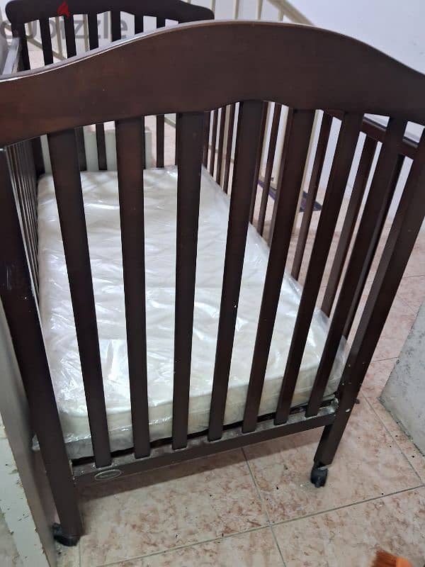 baby  bed  like new  with mattrres سرير أطفال مع مترس 2