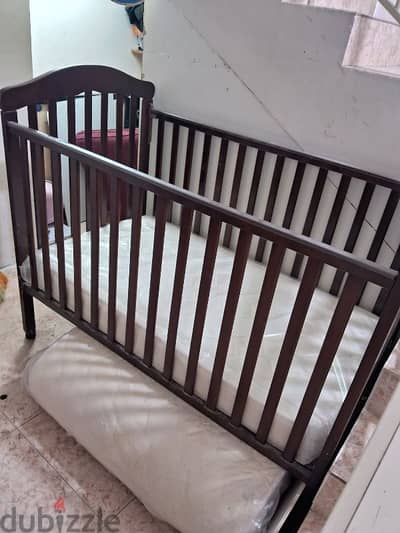 baby  bed  like new  with mattrres سرير أطفال مع مترس