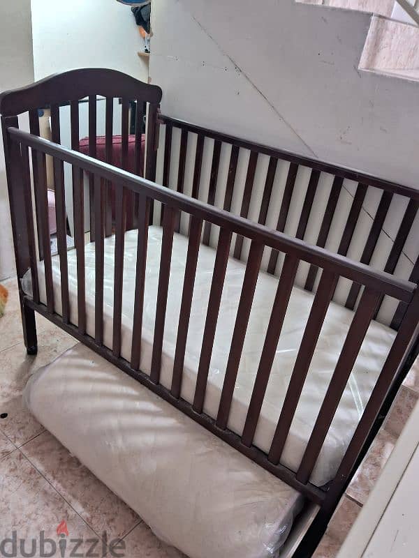 baby  bed  like new  with mattrres سرير أطفال مع مترس 0