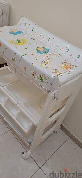 Baby bathtub and changing table. 0