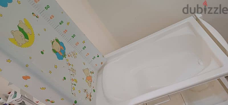 Baby bathtub and changing table. 1