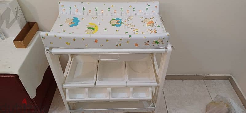 Baby bathtub and changing table. 2