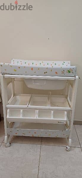 Baby bathtub and changing table. 3